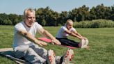 Hacer ejercicio solo o en pareja: cuál es la mejor manera de entrenar después de los 60 años