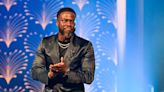 Kevin Hart gets choked up as he accepts the Twain Prize for humor
