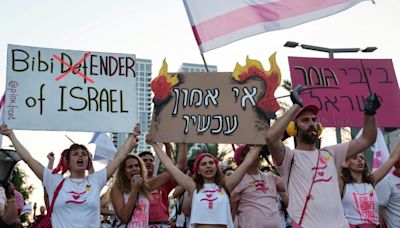 Waving flags, tens of thousands rally against Israeli govt