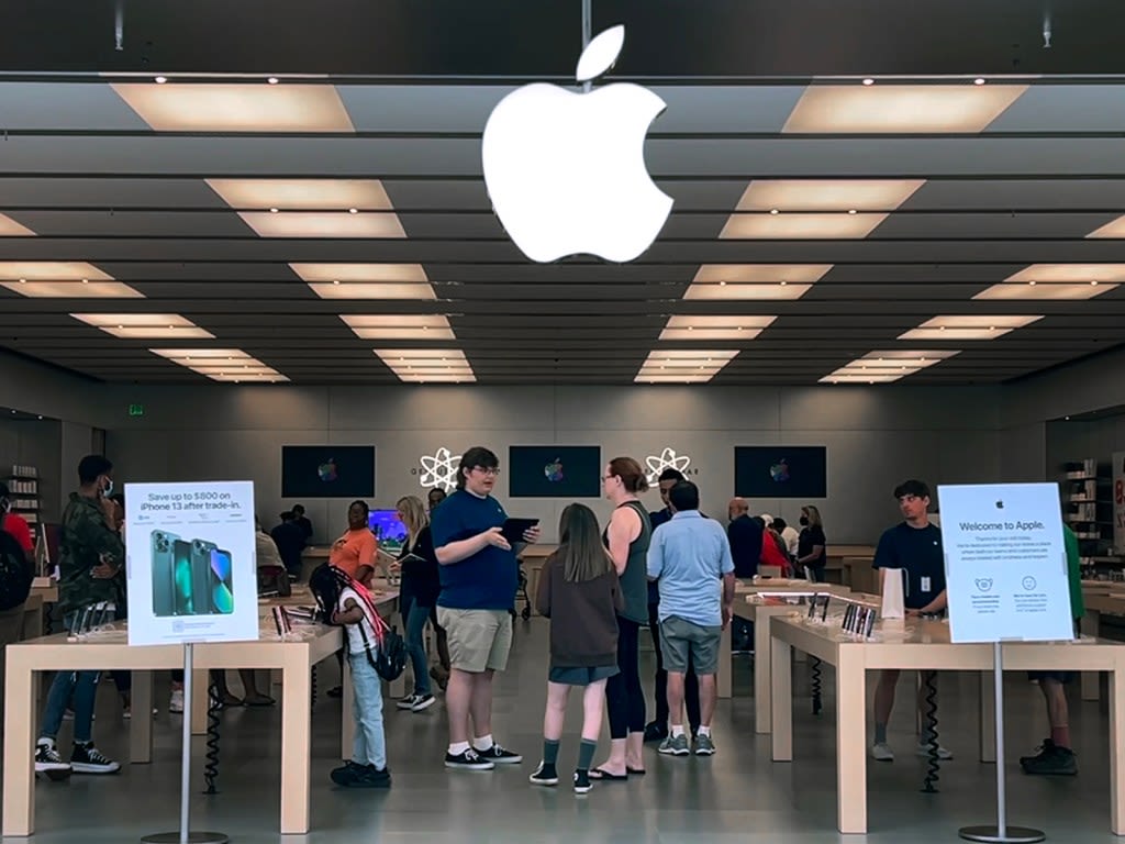 Towson Apple store workers vote to authorize strike