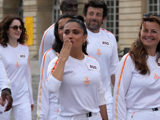 Salma Hayek porta la antorcha olímpica en el Palacio de Versalles