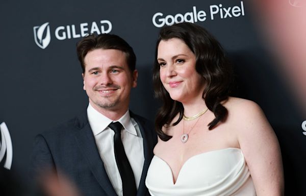 Melanie Lynskey says husband Jason Ritter is ‘sacrificing’ his acting career so hers can thrive
