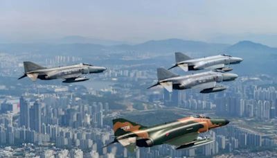 南韓F-4E戰機告別飛行 KF-21戰機齊飛接棒