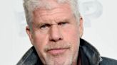 Ron Perlman arremete contra ejecutivo que espera que los guionistas en huelga pierdan sus casas