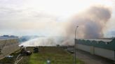 Vídeo | Estabilizado el incendio en una industria de Polinyà, que ha confinado este municipio y Santa Perpètua