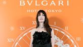 Minivestidos y superjoyas: los dos lookazos de Anne Hathaway en Japón