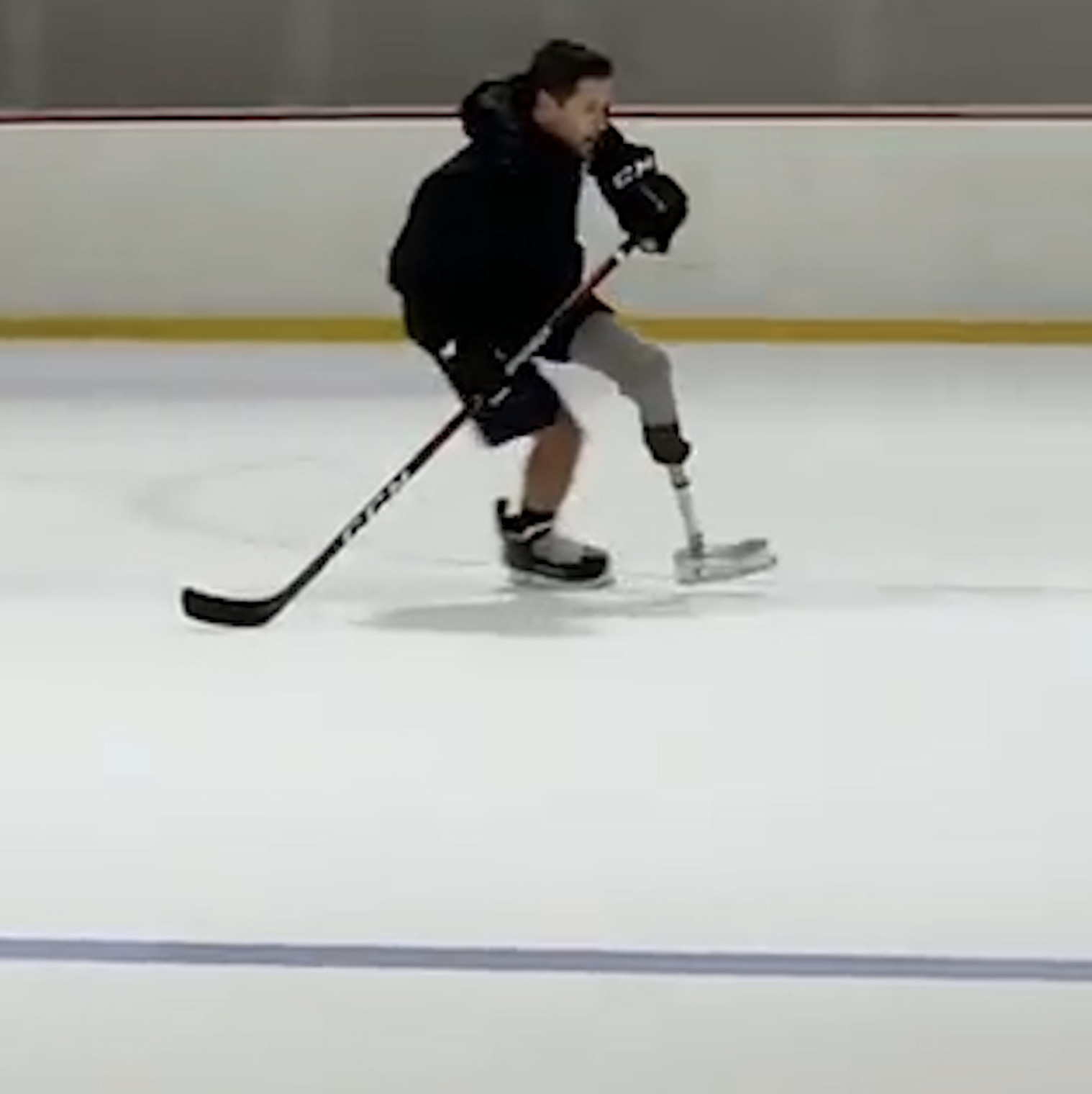 NHL amputee returns to ice with prosthetic leg, custom skate