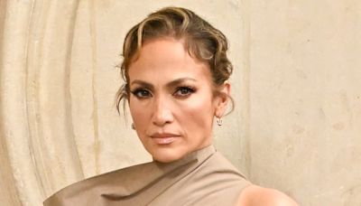 Jennifer Lopez Returns to LA After Vacation Without Wedding Ring