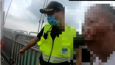 家人都不理我！老翁蹲坐關渡橋護欄外險跳 勇警熊抱鬼門關前搶人