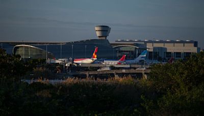 Una persona resultó herida de gravedad en un apuñalamiento en el Aeropuerto Internacional de Miami, según la policía