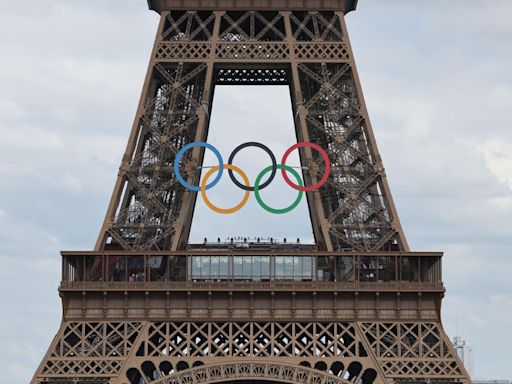 Los anillos olímpicos permanecerán en la torre Eiffel hasta 2028, según alcaldesa