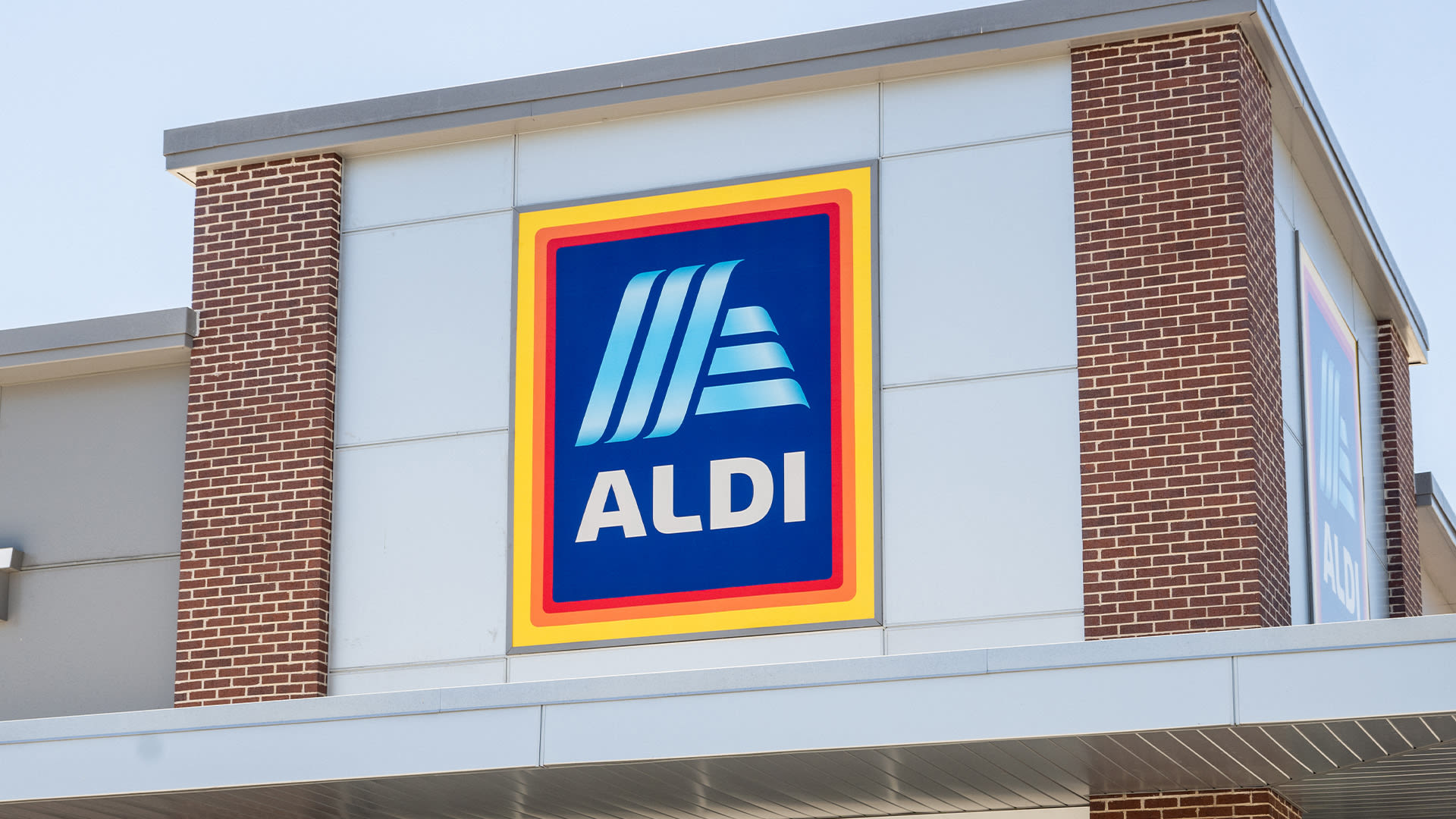 Aldi 'banana chicken gate' escalates as shoppers zoom in on pic to find 'truth'