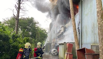 宜蘭三星鐵皮工廠火警！2樓全面燃燒 濃煙竄天...消防急灌救
