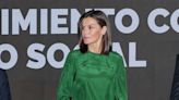 La reina Letizia estrena la primavera con su blusa verde de 2018 a la que acompaña el misterio