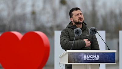 Selenskyj erinnert in Butscha an Massaker vor einem Jahr