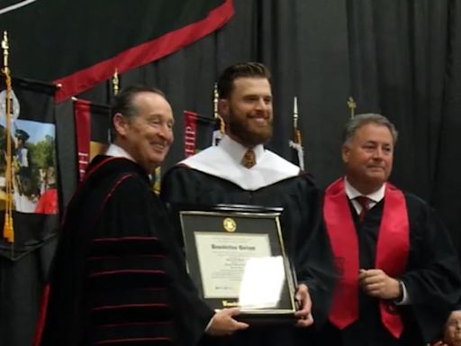 Chiefs’ Harrison Butker delivers commencement speech at Benedictine College