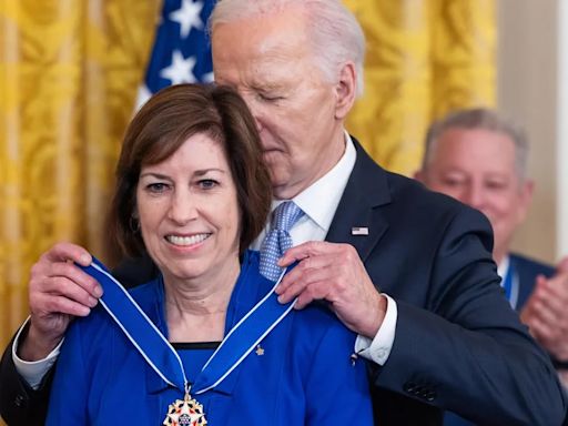 Biden entrega 19 medallas de la Libertad, entre ellas a la astronauta hispana Ellen Ochoa