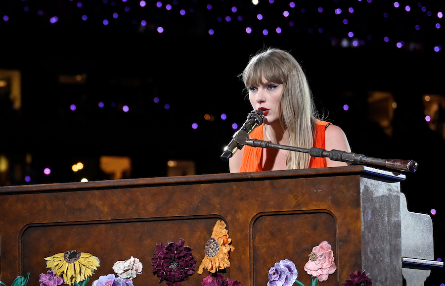 Watch Taylor Swift Perform "Mary's Song" For The First Time In 16 Years