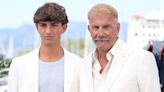 Kevin Costner presenta a su hijo Hayes en Cannes, con quien va a juego y protagoniza su última película