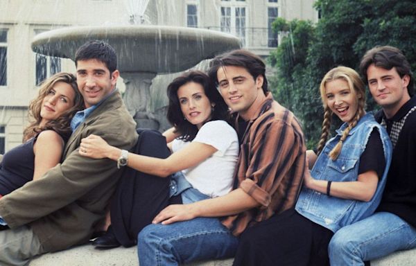 Lisa Kudrow Shares The Real Reason Everyone Is Laughing In The 'Friends' Intro