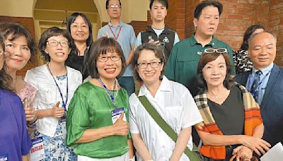 獲榮譽校友 蕭美琴穿校服圓南女夢 - 地方新聞