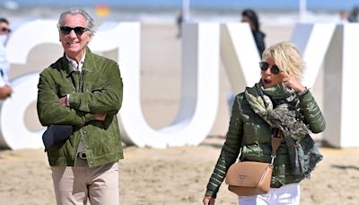 Sophie Davant et William Leymergie, le couple en balade sur la plage à Deauville