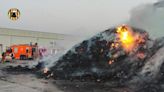 Los bomberos sofocan un incendio en una planta de reciclaje entre Almussafes y Picassent