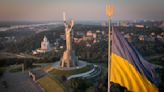 Ucrania retira martillo y hoz soviéticos de monumento en Kiev para colocar el escudo del país