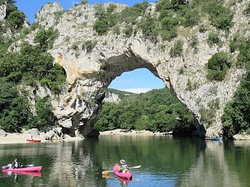 La espectacular playa fluvial de Francia bajo un puente natural de 54 metros de altura