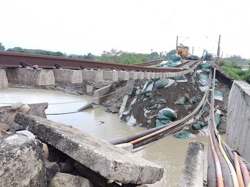 台鐵搶修八掌溪橋路基 (圖)