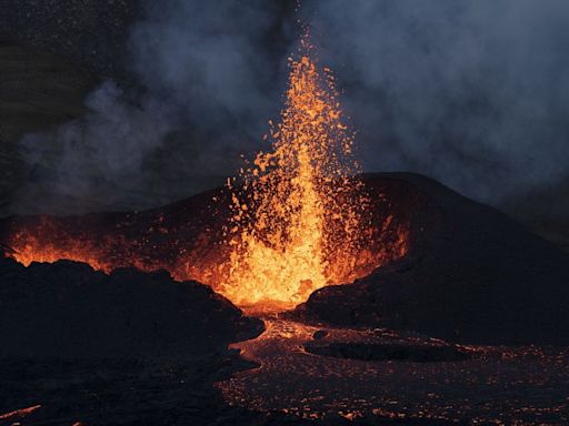 印尼連日火山爆發撤離數百人 專家警告：慎防海嘯 - 鏡週刊 Mirror Media