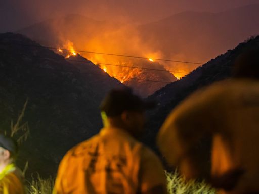 Incendios arrasan más de 37,200 acres en San Bernardino: las noticias más importantes del día en dos minutos