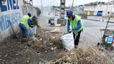 Operativo de limpieza profunda recoge ocho toneladas de basura en la avenida Casuarina, en el noroeste de Guayaquil