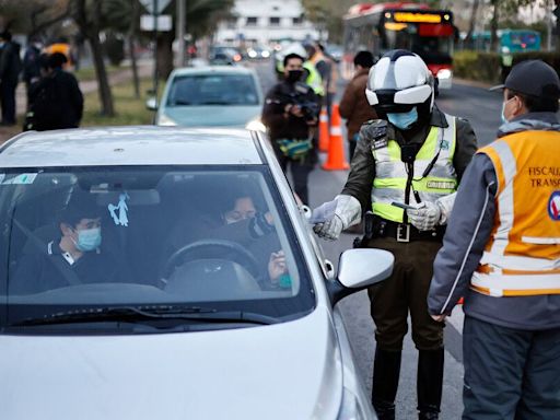 Este jueves comenzó a operar la restricción vehicular 2024: cuál es el calendario y a qué vehículos aplica - La Tercera