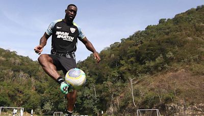 Escalação: Júnior Santos e Bastos podem voltar ao time titular do Botafogo no clássico diante do Vasco