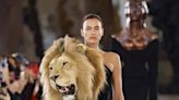 Duelo de estilo: Kylie Jenner e Irina Shayk y el vestido con cabeza de león