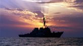 El destructor USS Carney derriba drones y responde a un ataque con un misil balístico contra un buque comercial en el mar Rojo