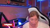 Madre de streamer Karchez vive gracioso momento en Twitch, cayéndose de la silla y quedando atrapada