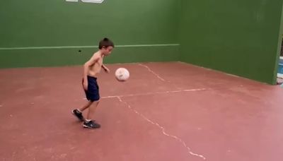 El secreto detrás de Pedrito Juárez, el argentino de 10 años que maravilla al Barcelona: el método casero para potenciar su habilidad
