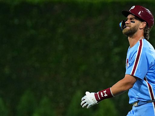 Bryce Harper limps off field with apparent hamstring injury after game-ending groundout