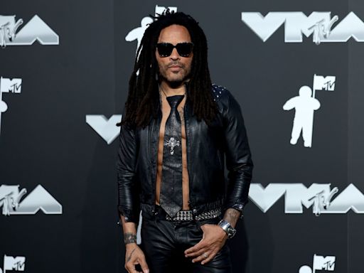 Lenny Kravitz dispensa camisa para o tapete vermelho do VMA 2024