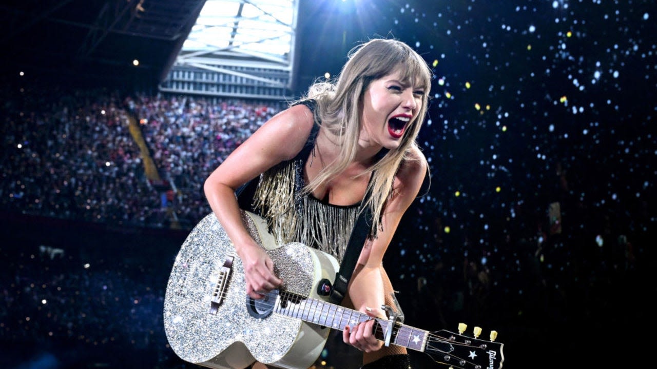 Taylor Swift's 'Shake It Off' Is Performed by Royal Army in Front of Buckingham Palace