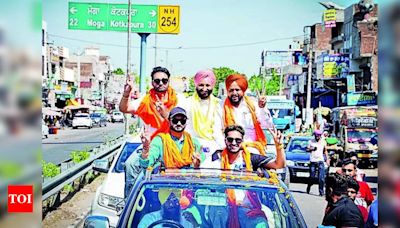 Karamjit Anmol leads AAP roadshow in Faridkot parliamentary constituency with Pollywood actors | Chandigarh News - Times of India