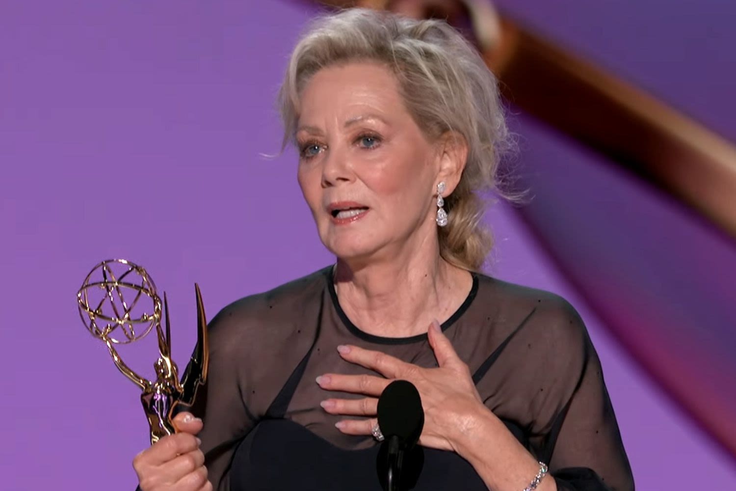 Jean Smart gets standing ovation at Emmys, drags her own network: 'HBO, Max — no, HBO'