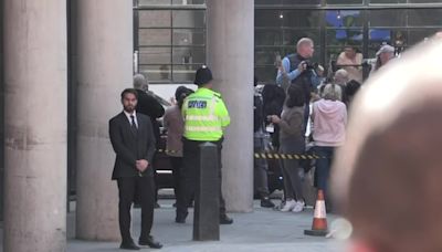 Carlos III reaparece visitando un centro contra el cáncer en Londres - MarcaTV