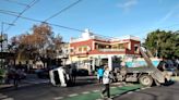 Choque, vuelco y milagro. Un camión volquete impactó contra una camioneta utilitaria que terminó dada vuelta