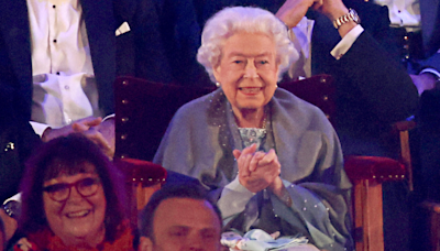 La reina Isabel II asiste a su primer gran acto del jubileo tras sus problemas de salud