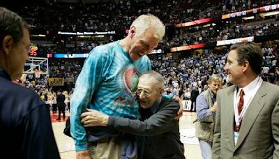 Plaschke: Bill Walton's kindness and wonderful wackiness made us the grateful ones