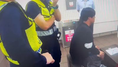 快訊/北捷乘客失控！「持傘追婦」她大喊救命 出動捷警將人帶走