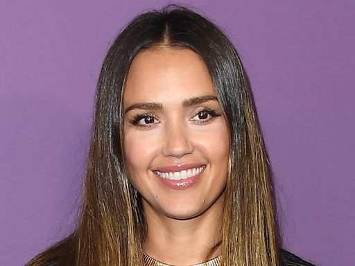 Jessica Alba’s Unapologetically Big Pants Are My Go-To for Fall